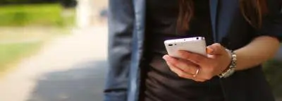 smartphone-mains-femme_8645 smartphone-mains-femme_8645