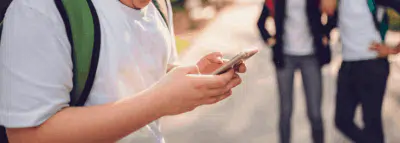 Adolescent sur son téléphone