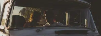 voiture-couple-regard