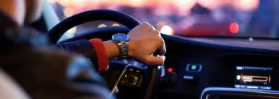 bel-homme-au-volant