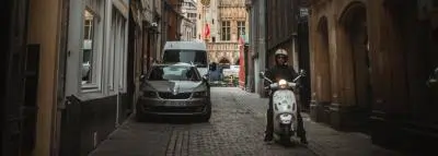 homme-scooter-ruelle